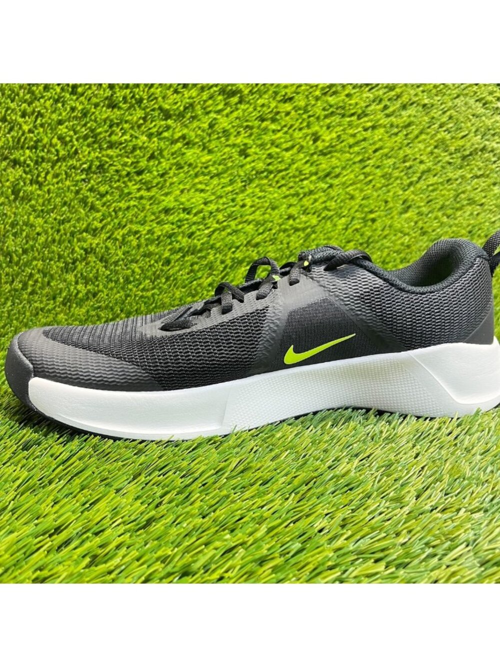 Nike MC Trainer 3 Mens Size 11.5 Black Volt Running Training Shoes Sneakers - Picture 2 of 10